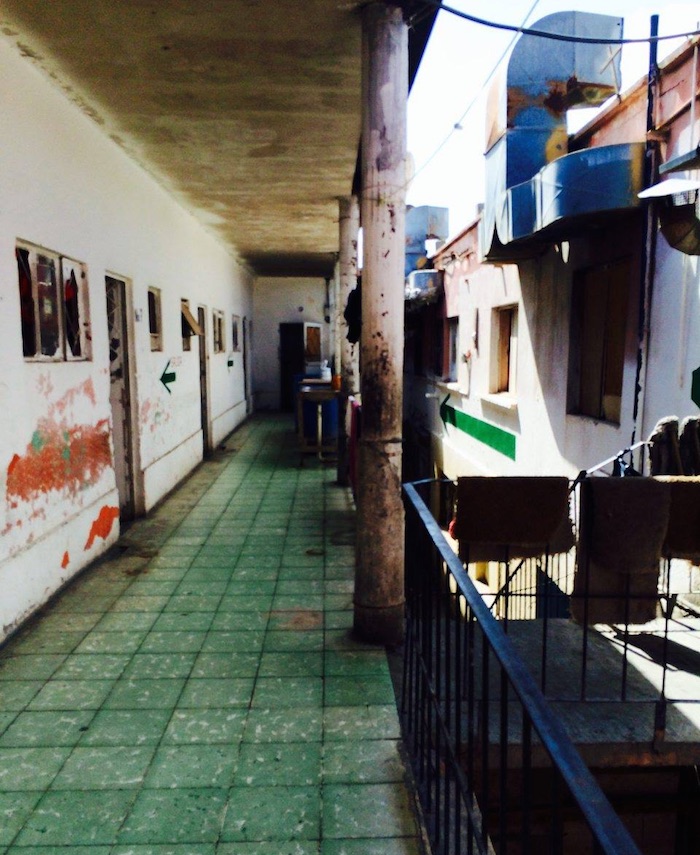 Interior De Una Vecindad En Las Calles Melchor Ocampo Y De Septiembre Donde Según Un Testigo Protegido Mantenían a Las Jóvenes Víctimas Después Del Secuestro El Edificio Está Ubicado a Ocho Cuadras De La Estación Delicias O Centro De La Policía Municipal De Juárez Foto Sandra Rodríguez Sinembargo