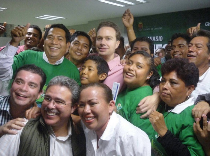 La organización Fuerza Ciudadana, quien en las redes sociales presume su abierta promoción por el PVEM, e incluso por el Gobernador Mauel Velasco, registró a más de 600 observadores ciudadanos ante el INE para los próximos comicios en Chiapas. Foto: Facebook Fuerza Ciudadana Comprometida A.C.