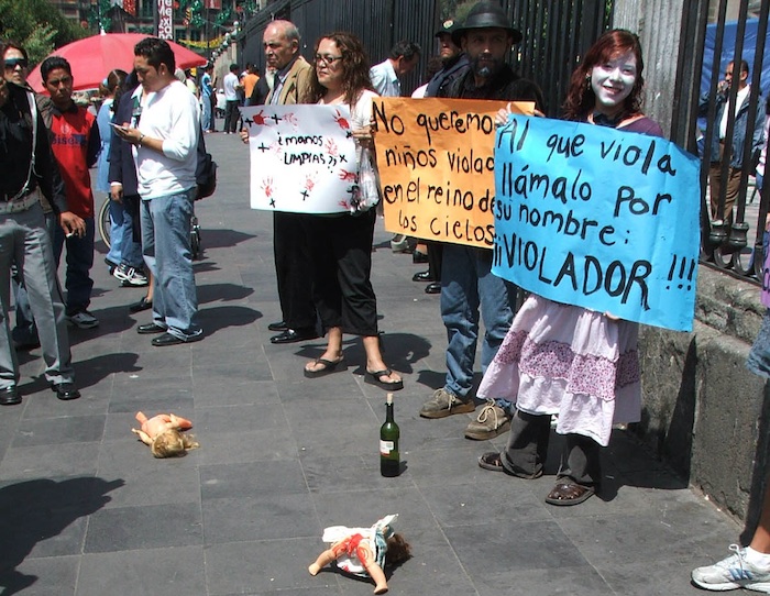 En La Imagen Un Grupo De Jóvenes Se Manifestaron Afuera De La Catedral Metropolitana En Contra De Los Casos De Pederastia Y El Encubrimiento Por Parte Del Cardenal Norberto Rivera Foto Cuartoscuro