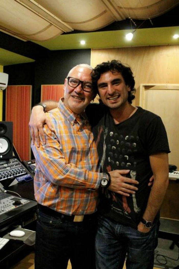 Juan Sosa con Sabo Romo, bajista de Caifanes. Foto: Facebook de Juan Sosa