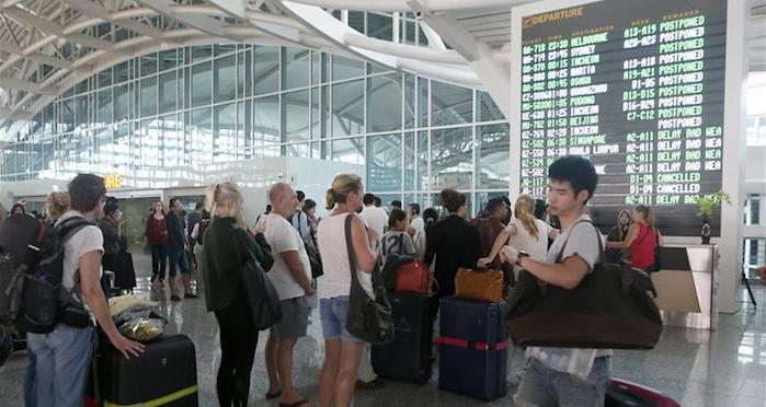 Pasajeros Esperan Sus Vuelos En El Aeropuerto Internacional Ngurah Rai De Bali indonesia Foto Efe