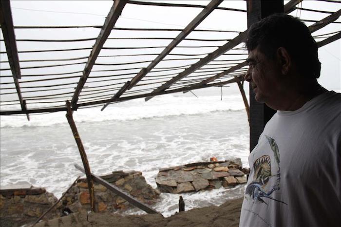 Un comerciante observa lo que queda de su negocio destruído por las intensas lluvias propiciadas por el paso de la tormenta tropical "Dolores" en el estado de Guerrero. Foto: EFE