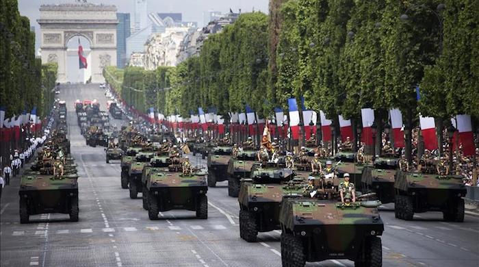 Vehículos de combate de la infantería armada avanzan por la avenida de los Campos Elíseos (Champs-Élysées) durante el tradicional desfile militar del la Fiesta Nacional francesa en París, Francia. EFE