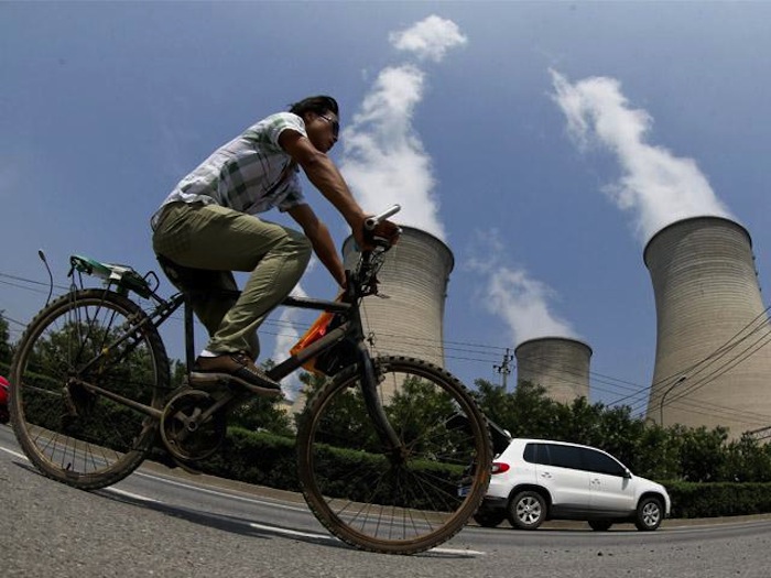 Muchas son las alternativas contra las emisiones de CO2 y a ellas ahora se suma el uso de coche eléctricos. Foto: EFE