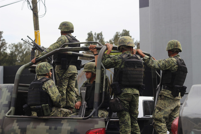 Los indigenas denunciaron que elementos castrenses los despojaron de dinero y pertenencias. Foto: Cuartoscuro