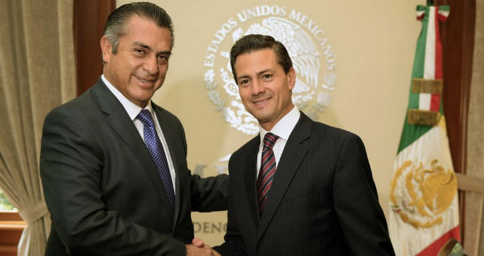 Una imagen publicada por “El Bronco”, posando junto al Presidente. Foto: Twitter