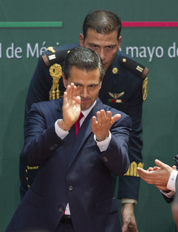 Roles como en el  que Enrique Peña Nieto jugó en el caso de Ayotzinapa son reinterpretados por psicólogos. Foto: Caurtoscuro