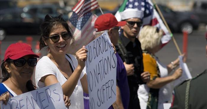 Los Activistas Destacaron Que Al Recordar La Fecha En Que Las Primeras Colonias Firmaron Su Independencia Al Marchar Hoy Los Inmigrantes Indocumentados Manifiestan Igualmente Su Deseo De Vivir Libremente En El País Foto Efe