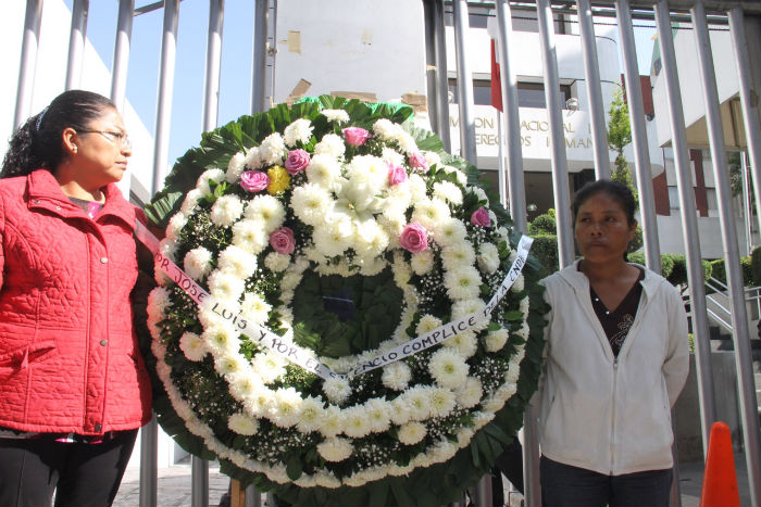 Elia Tamayo, junto con un pequeño grupo de personas colocó ayer una ofrenda floral a las puertas de la CNDH, para recordar que no se ha hecho justicia en el caso de su hijo. Foto: Luis Barrón, SinEmbargo