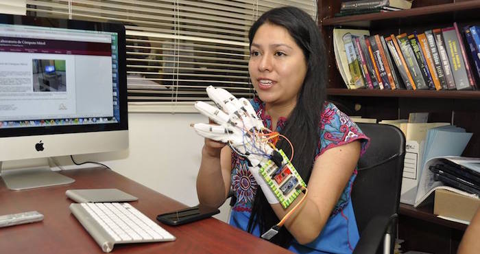 El Dr. Miguel Félix Mata Rivera y la Ing. Helena Luna García, egresada de la Unidad Profesional Interdisciplinaria en Ingeniería y Tecnologías Avanzadas ‪#‎UPIITA‬, desarrollaron el guante. Foto: Facebook IPN