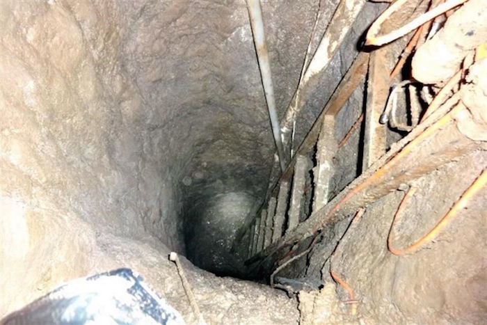 Las escales que conectan el baño de la celda de "El Chapo" con el túnel por el que escapó. Foto: Cuartoscuro.