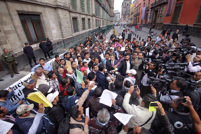 Los ediles se manifestaron a las afueras de la Secretaría de Hacienda. Foto: Francisco Cañedo, SinEmbargo.