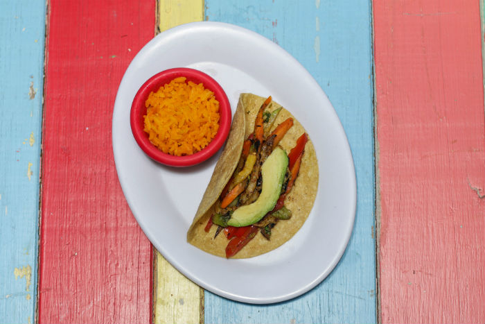 Taco vegetariano con verduras asadas y un arroz de antología como acompañante ideal. Foto: Francisco Cañedo y Luis Barrón, SinEmbargo