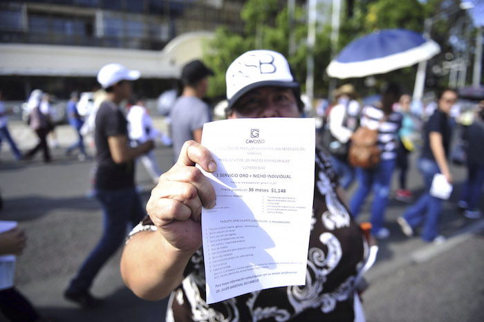 Derechohabientes salieron a las calles de Guadalajara para manifestarse en contra de una probable privatización del sistema de salud público. Foto: Cuartoscuro 