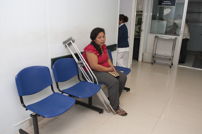 Mujer espera a ser atendida en el Hospital de Alta Especialidad Gustavo A. Rovirosa en Villahermosa, Tabasco. Foto: Cuartoscuro