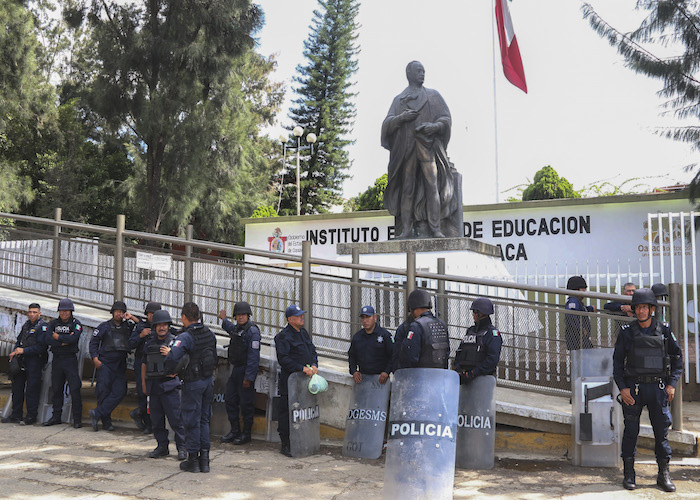 Federales resguardan las oficinas de la IEEPO. Foto: Cuartoscuro.