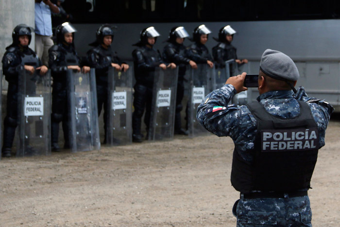 Policías se toman la foto en las instalaciones de Pemex en Oaxaca. Foto: Cuartoscuro.