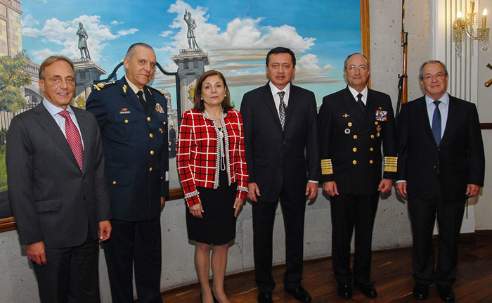 6 de marzo de 2015. Primera junta de coordinación del Gabinete de seguridad nacional con Arely Gómez González, Procuradora General de a República. Le acompañan Miguel Ángel Chong, los secretarios de Marina y Defensa Nacional, el Comisionado Nacional de Seguridad y el director general del CISEN. Foto difundida por Sedena