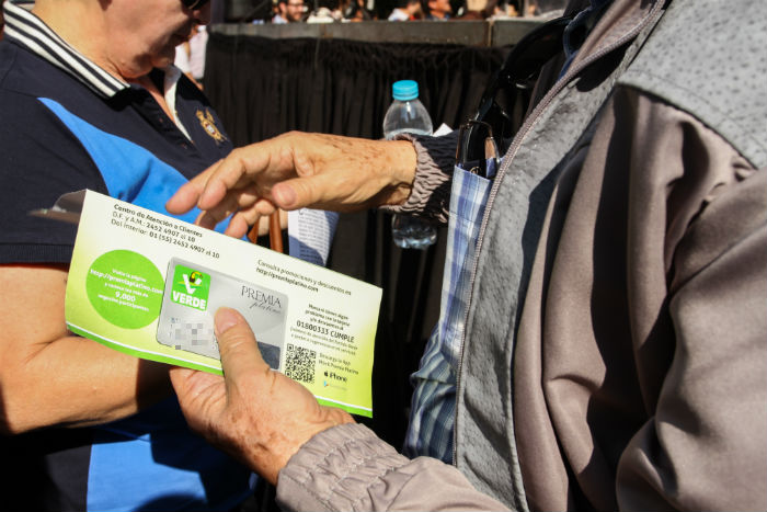 Durante La Pasada Elección a Través Del Servicio Postal Mexicano El Pvem Distribuyó Entre La Población Tarjetas De Compras Y Descuentos a Pesar De Que El Ine Lo Prohibió Foto Cuartoscuro