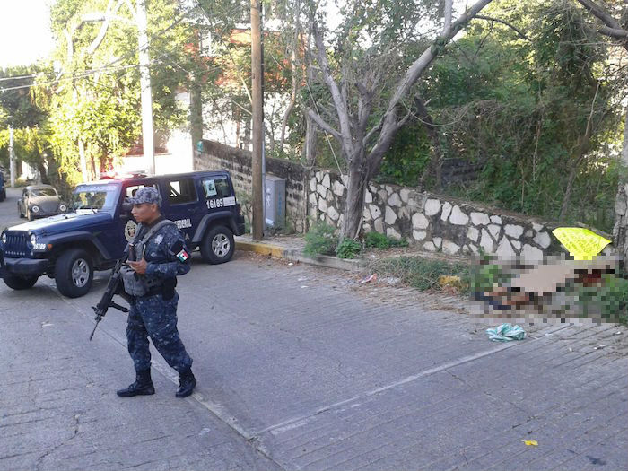 Ayer localizaron a una mujer asesinada con un narcomensaje en un fraccionamiento de Acapulco. Foto: Carlos Alberto Carbajal, El Sur