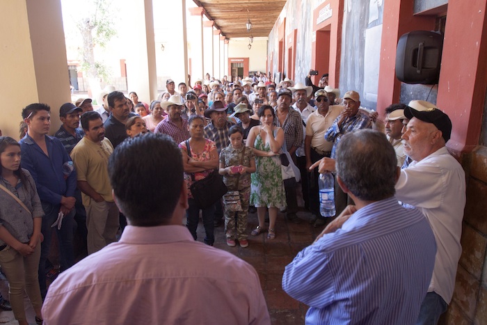 Los pobladores realizan asambleas para recabar firmas en rechazo al confinamiento. Foto: Cuartoscuro