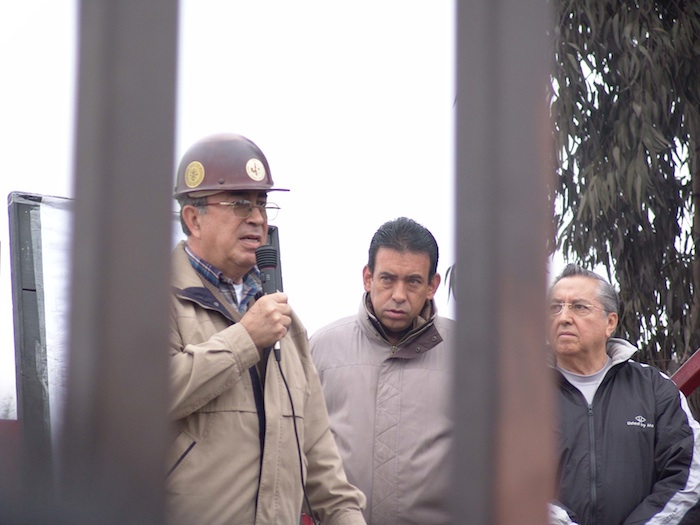 Humberto Moreira durante la junta de información con las familias de los mineros atrapados. Foto: Cuartoscuro 