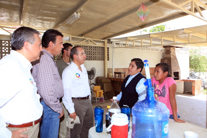 El ex Gobernador Humberto Moreira junto con el ex Presidente Felipe Calderón en un recorrido por las colonias afectadas por el huracán "Alex". Foto: Cuartoscuro