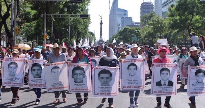 Ciudadanos marchan a 10 meses de la desaparición de los normalistas de Ayotzinapa. Foto: Francisco Cañedo, SinEmbargo