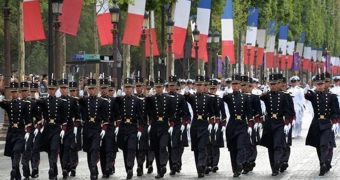 Cadetes mexicanos desfilaron representando al Ejército de tierra y del aire, a la Marina y a la Gendarmería. Foto: Presidencia.