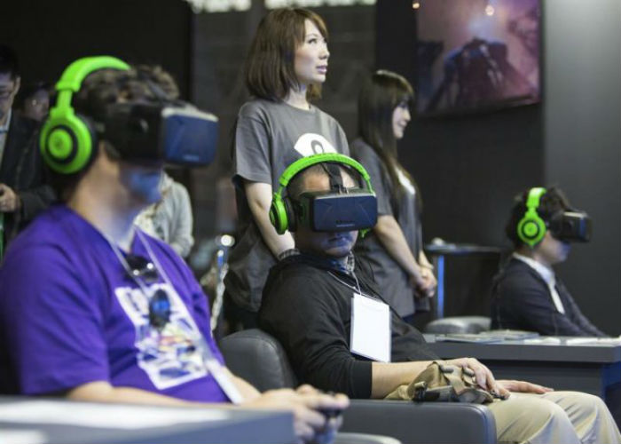 La realidad virtual parece ser el salvador de las salas de juegos de video. Foto: EFE