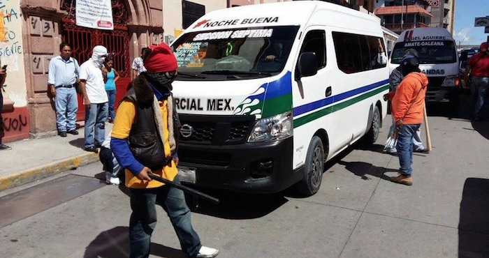 La CETIG instaló hoy un operativo para revisar unidades del transporte público de taxis y urvans piratas, en la avenida Benito Juárez, en el centro de Chilpancingo. Foto: Eric Chavelas, El Sur