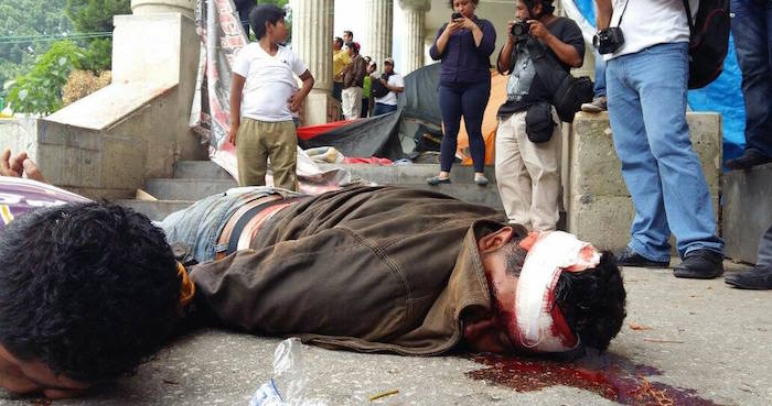 Los transportistas golpearon a integrantes de la CETIG, lesionaron a nueve de ellos a quienes ataron y colocaron en el piso durante más de 30 minutos. Foto: Eric Chavelas, El Sur