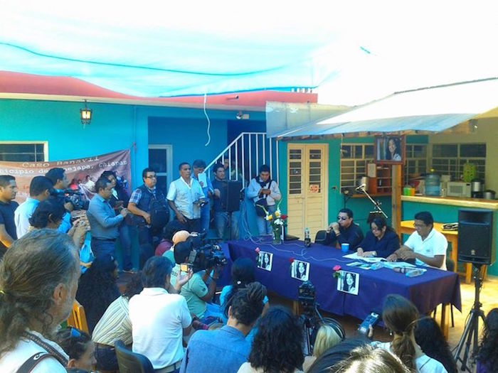 La madre de Nadia Vera dio lectura esta tarde a un pronunciamiento en las instalaciones del Centro de Derechos Humanos Fray Bartolomé de Las Casas en Chiapas. Foto: Pozol Colectivo.