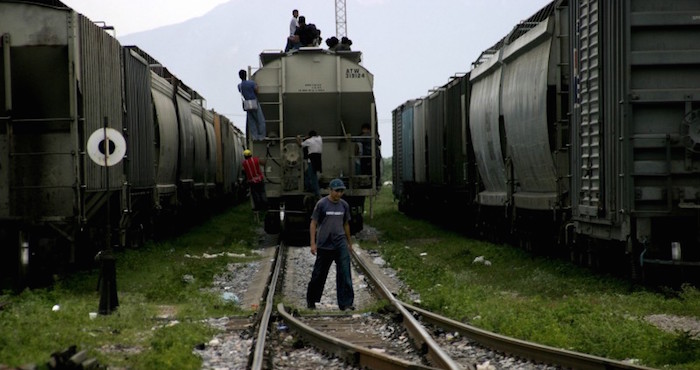 Migrantes Centroamericanos Esperan Para Abordar El Tren De Carga En Ixtepec Mexico El Transporte Conocido Como La Bestia Los Llevará Hasta La Frontera Con Estados Unidos Foto Tomada De La Cuenta En Flickr De Peter Haden Bajo Licencia Creative Commons