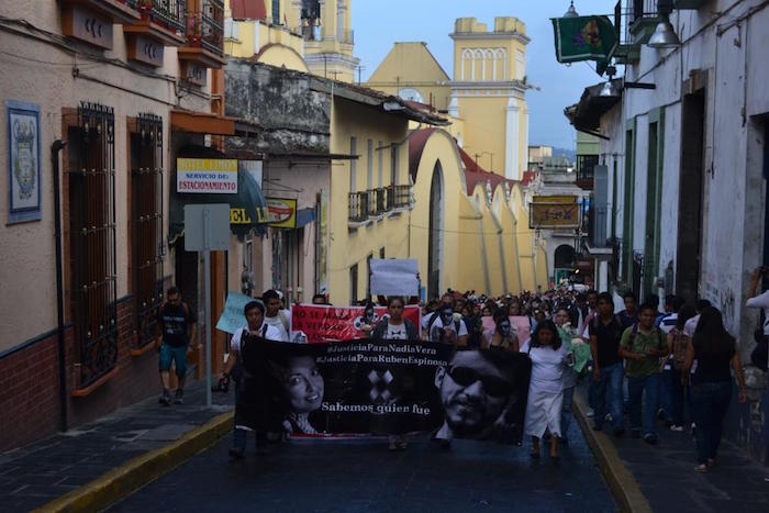 Cientos se manifestaron esta tarde en Xalapa, Veracruz, por la muerte de cinco personas en la colonia Narvarte en el DF. Foto: Yerania Rolón, BlogExpediente 