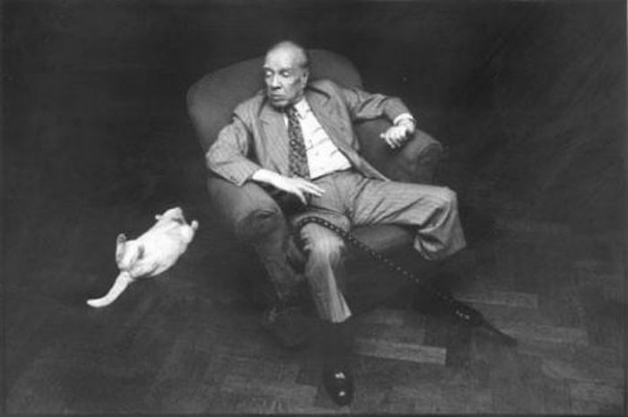 Jorge Luis Borges y su gato Beppo. Foto: Facebook