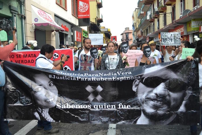 Con vestimenta blanca, muchos portaban flores y cartulinas en la manifestación en Xalapa. Foto: Yerania Rolón, BlogExpediente 