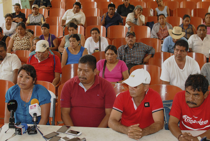 Padres de los 43 normalistas de Ayotzinapa ofrecieron hoy una conferencia de prensa en Tixtla, Guerrero. Foto: Cuartoscuro