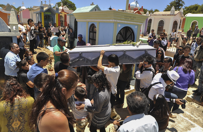 Familiares y amigos se despiden de la activista en Comitán, Chiapas. Foto: Cuartoscuro 