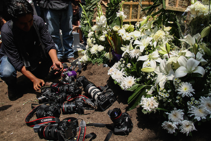 Los Fotógrafos Asistentes Al Entierro Cubrieron La Tumba De Rubén Con Sus Cámaras Foto Cuartoscuro