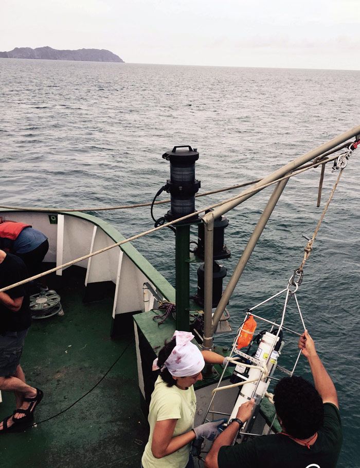 Midiendo condiciones del agua. Foto: Alejandro Páez Varela, SinEmbargo