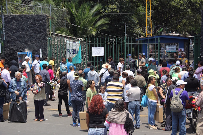 Beneficiarios de SEDESOL acudieron al deportivo Plan Sexenal en la delegación Miguel Hidalgo para recoger su televisión digital. Foto: Luis Barrón, SinEmbargo.