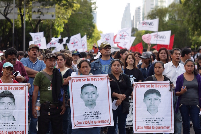 Familiares de los 43 en la marcha por los 10 meses de la desaparición de los normalistas. Foto: Francisco Cañedo, SinEmbargo.