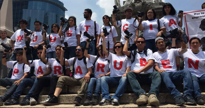 Un grupo de jóvenes con playeras blancas y letras rojas formó la frase "Justicia para Rubén". Foto: @Twitter