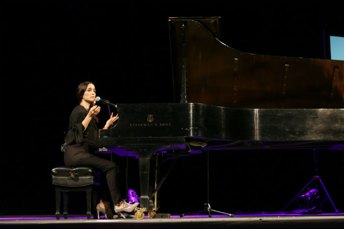 Julieta Venegas al pino en el Teatro de la Ciudad. Foto: Francisco Cañedo, SinEmbargo