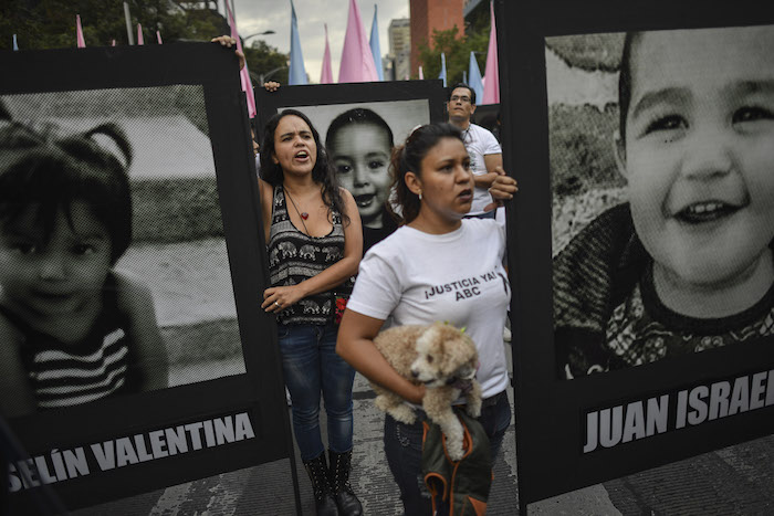 Familiares de los 49 niños fallecidos de la Guardería ABC, acompañados de madres de los 43 estudiantes normalistas desaparecidos, individuos y colectivos, realizaron una marcha del Ángel de la Independencia al Zócalo capitalino, para seguir exigiendo justicia y castigo a los culpables a 6 años del terrible accidente. Foto: Cuartoscuro