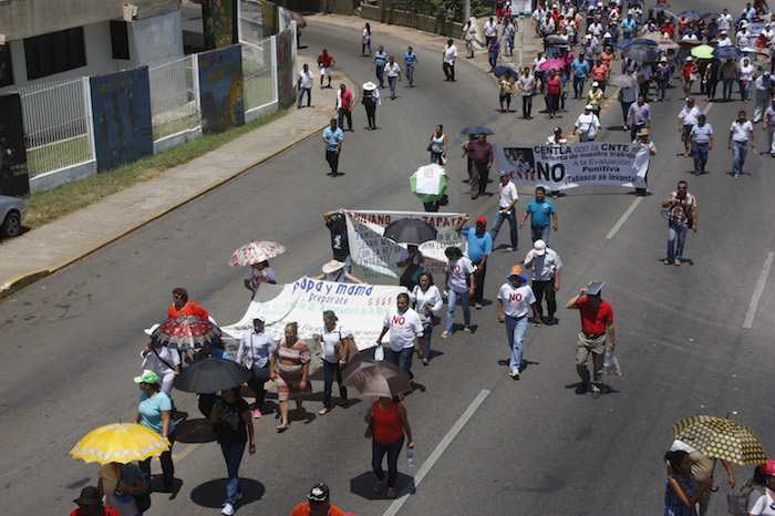 Miembros de la CNTE de distintos municipios de Villahermosa, Tamaulipas, marcharon con distintas pancartas hasta las instalaciones de la SEP local. Foto: Cuartoscuro