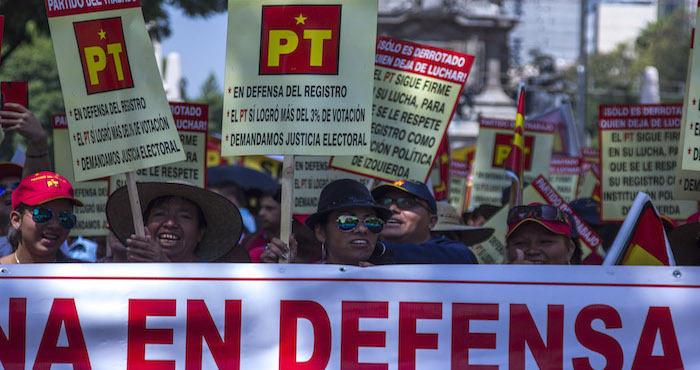 Petistas marchan en la Ciudad de México para exigir que no se retire el registro a su partido. Foto: Cuartoscuro