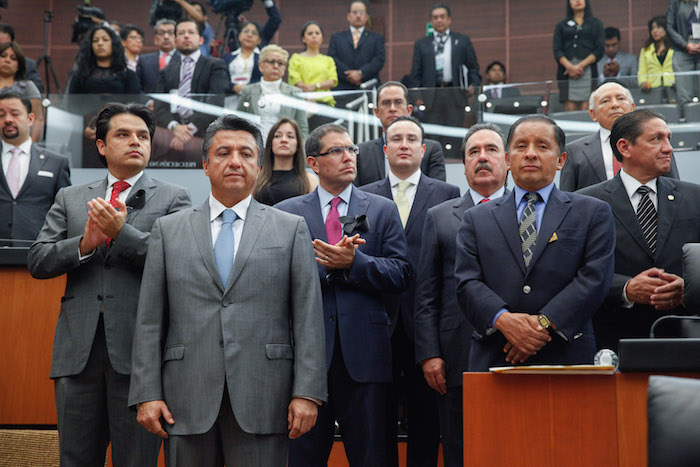 Los senadores Miguel Barbosa, Luis Sánchez, Armando Ríos Piter y Zoé Robledo, usaron un moño negro en señal de luto durante la sesión de la Comisión Permanente en memoria del fotoperiodista Rubén Espinosa y de las mujeres que fueron asesinadas. Foto: Cuartoscuro 