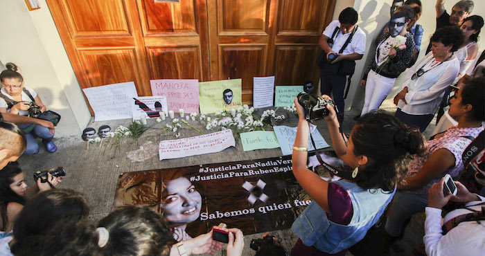 Cientos de ciudadanos, periodistas y estudiantes marcharon en agosto pasado desde el centro de la ciudad de Xalapa hasta la casa del gobernador Javier Duarte de Ochoa en protesta por el asesinato del fotoperiodista Rubén Espinosa, Nadia Vera, Yesenia Quiroz, Olivia, Alejandra Negrete y Mile Virginia Martín. Foto: Félix Márquez, Cuartoscuro